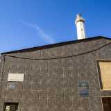 ...affissa sulla parete di un edificio, ai piedi del Faro San Cataldo